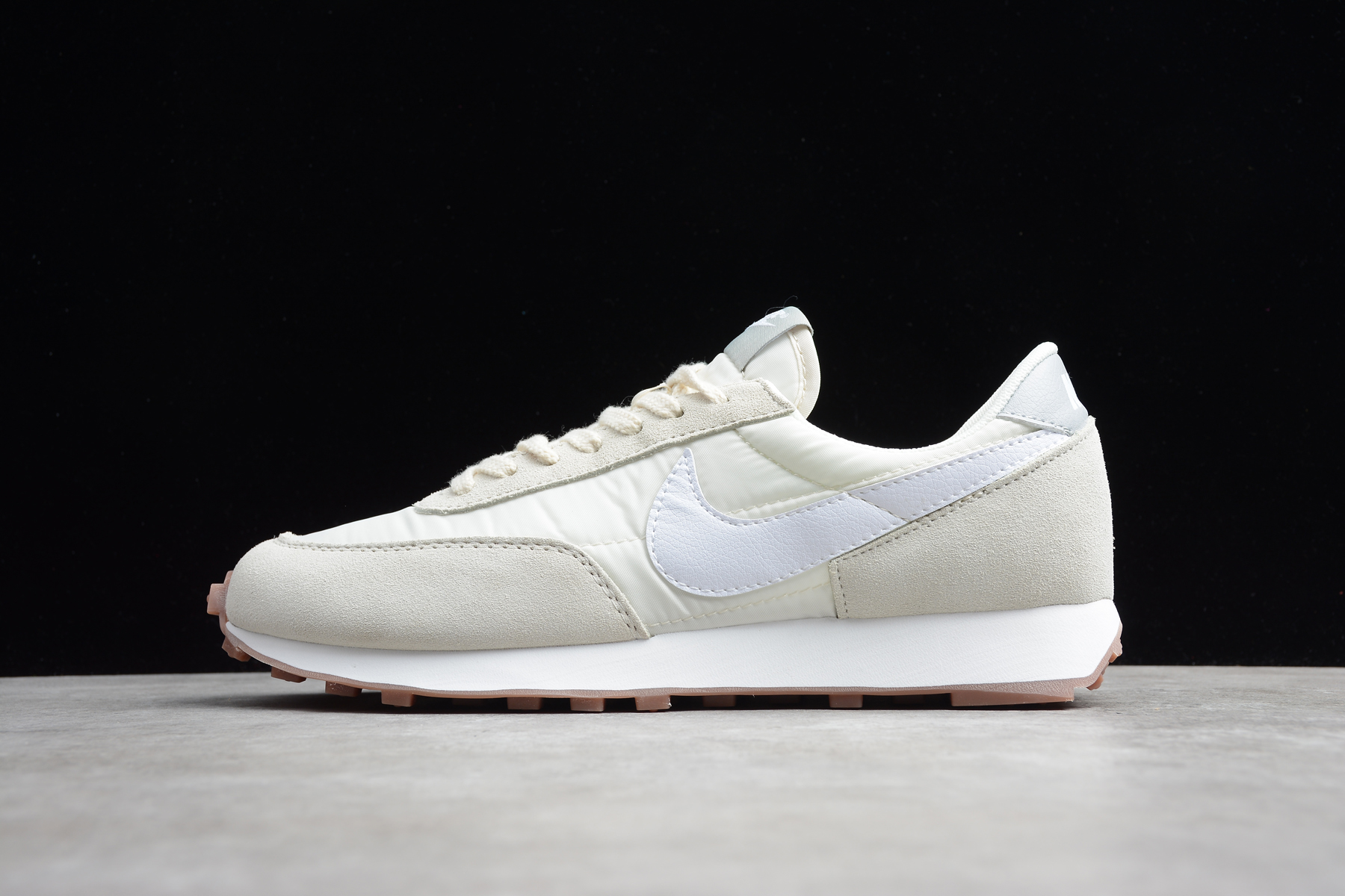 nike daybreak cream gum sole trainers