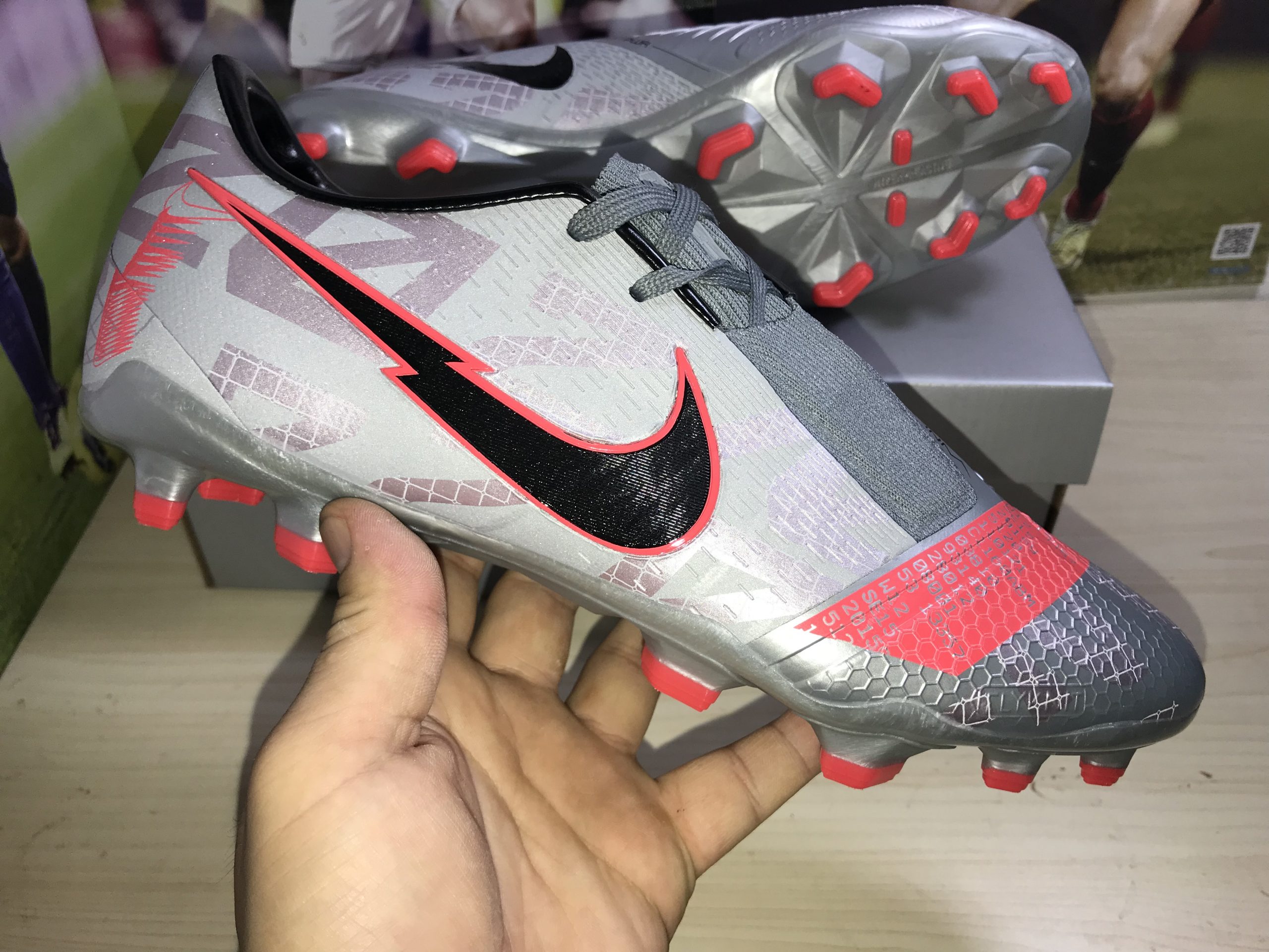 nike phantom vnm elite fg white black red